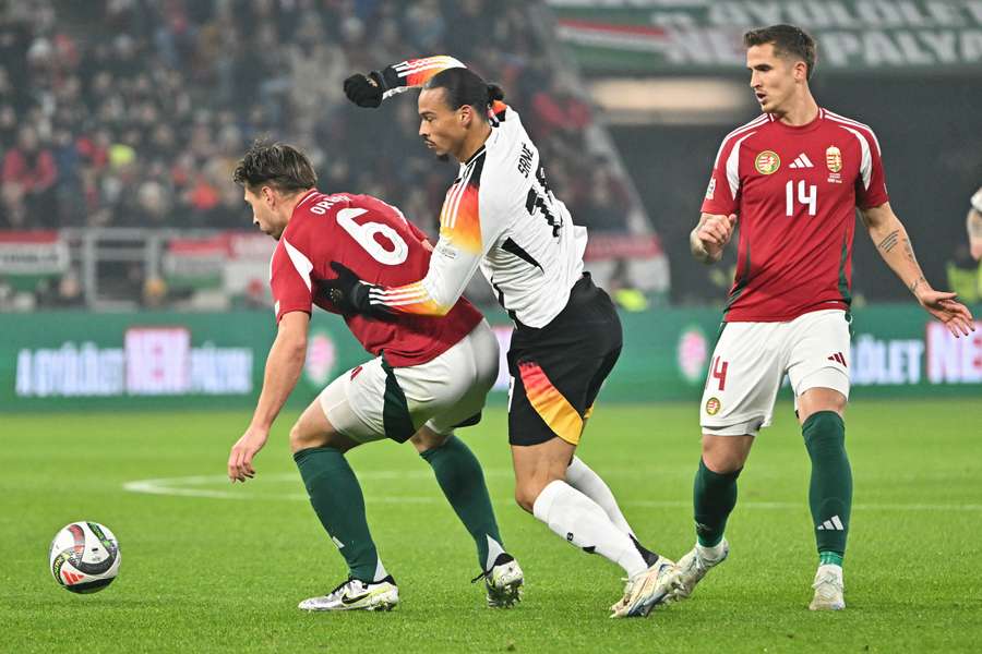 Leroy Sane im Zweikampf mit Willi Orban.