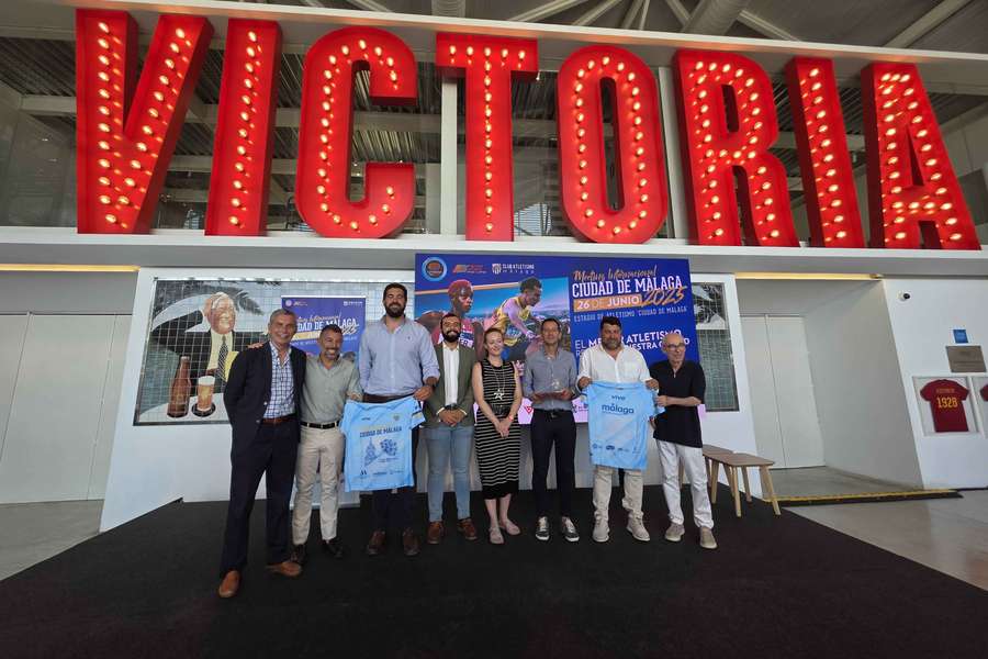 Foto de familia de los organizadores y patrocinadores del Meeting de atletismo Ciudad de Málaga