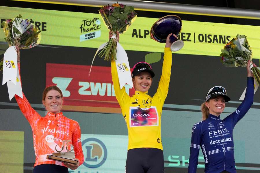 Rooijakkers rechts van de winnares op het podium