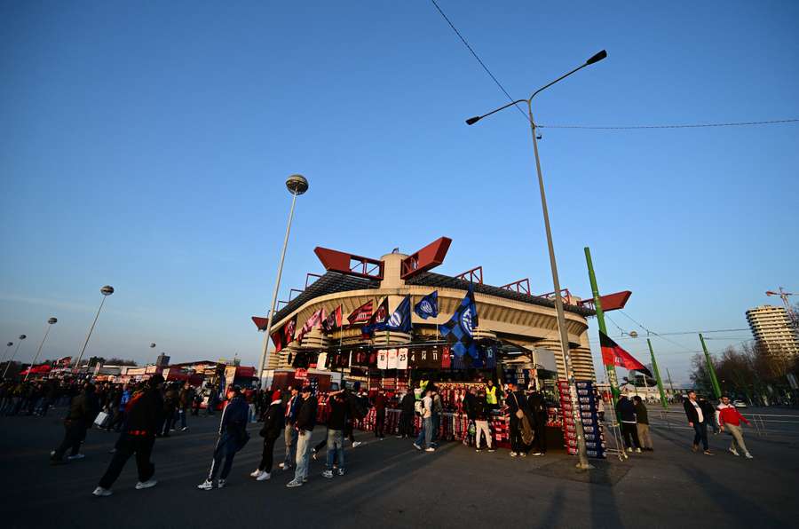 Tifosi intorno a San Siro prima dell'inizio di un match Tifosi intorno a San Siro prima dell'inizio di un match