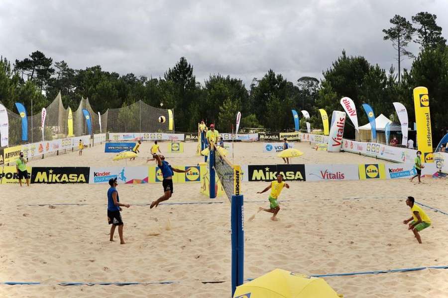 Jogadores de voleibol de praia em ação