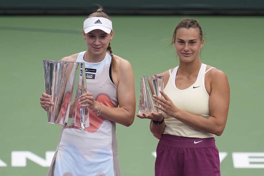 Elena Rybakina (L) en Aryna Sabalenka speelden dit jaar de finale van Indian Wells