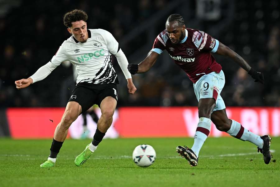 Michail Antonio fez o segundo dos Hammers