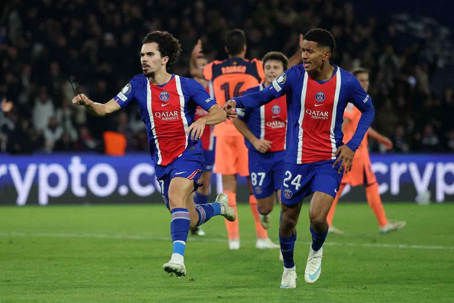 Vitinha festeja pelo PSG, com João Neves em pano de fundo