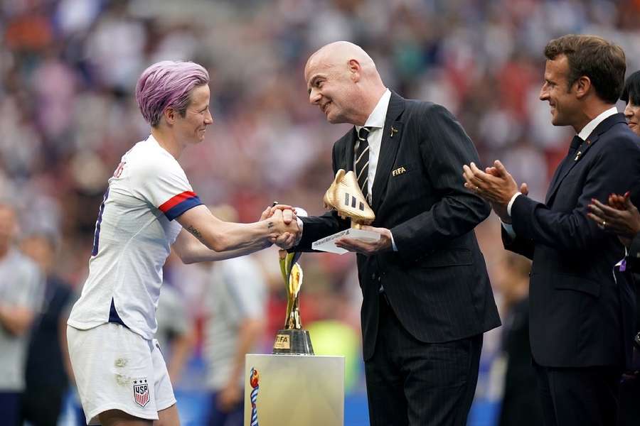 Președintele FIFA, Giani Infantino, dă mâna cu Megan Rapinoe (SUA) după finala Cupei Mondiale din 2019