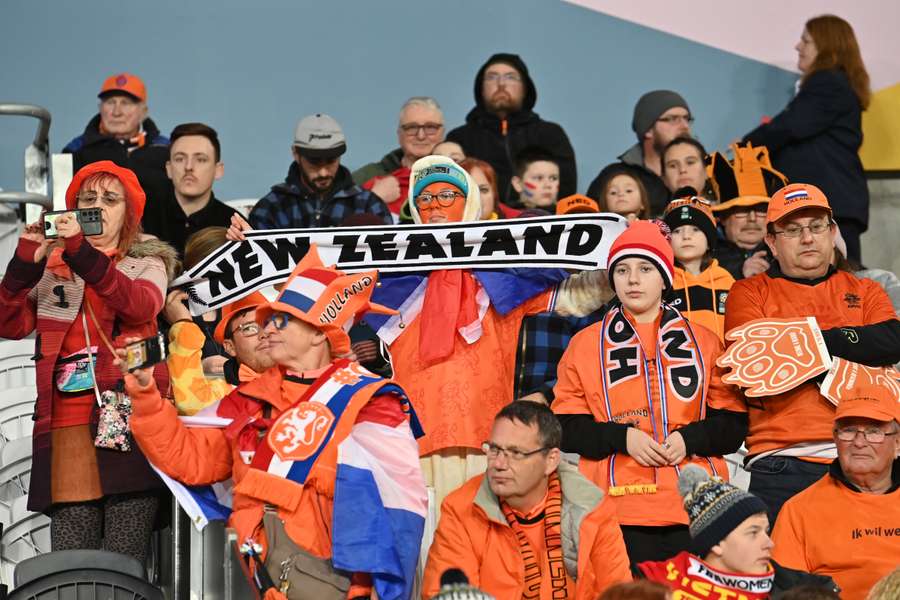 Co-Gastgeber Neuseeland ist schon ausgeschieden, die Fans müssen sich jetzt ein neues Team suchen.