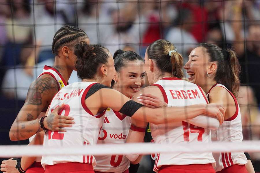 Turcja w finale mistrzostw Europy po zwycięstwie nad Serbią w Stambule Turcja w finale mistrzostw Europy po zwycięstwie nad Serbią w Stambule