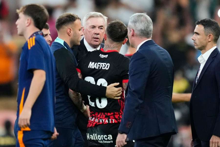 Ancelotti se dirige a Maffeo al término del encuentro