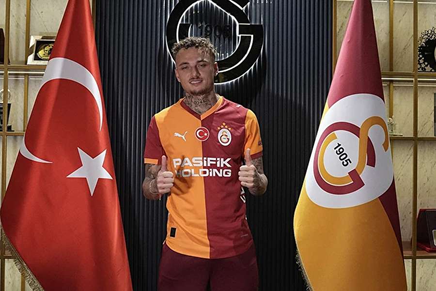 Noa Lang bude oblékat dres Galatasaraye. Noa Lang bude oblékat dres Galatasaraye.