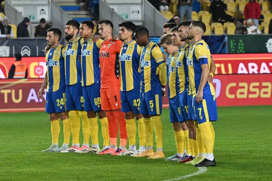Jucătorii Petrolului înaintea unui meci din Liga 1