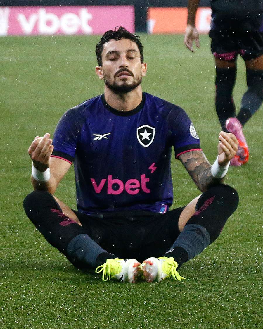 Alex Telles completou o placar em cobrança de pênalti Alex Telles completou o placar em cobrança de pênalti