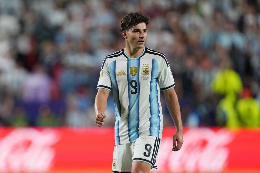 Álvarez na mistrovství světa reprezentuje Argentinu. Álvarez na mistrovství světa reprezentuje Argentinu.