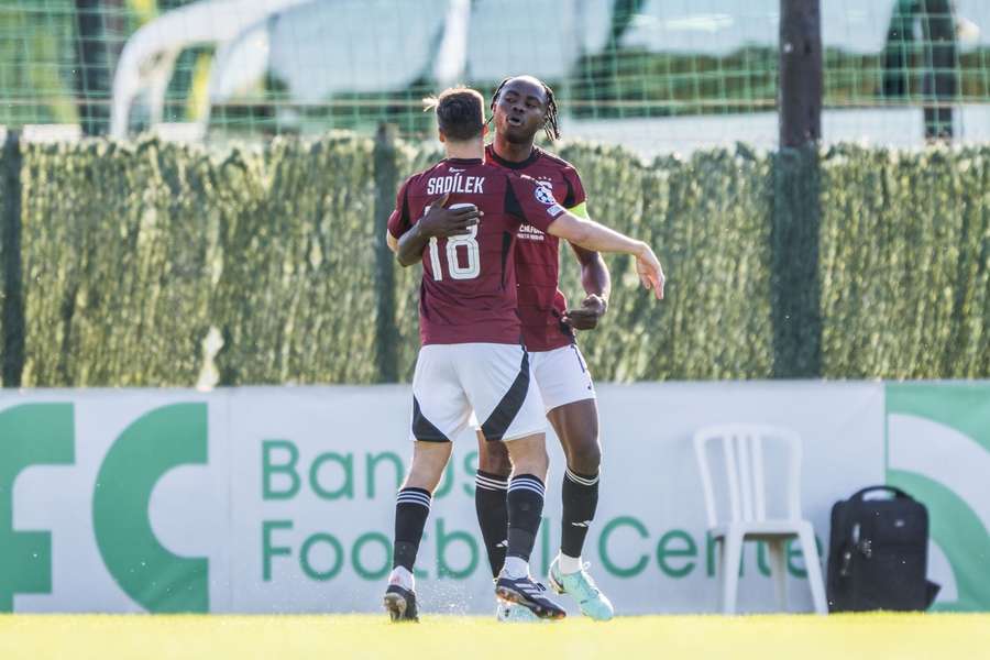 Emmanuel Uchenna navlékl v prvním duelu za Spartu kapitánskou pásku.