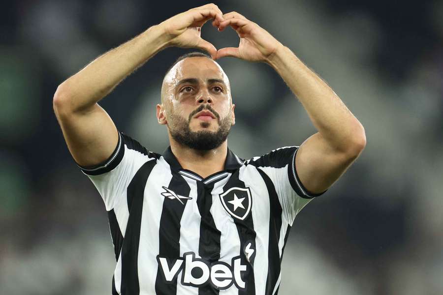 Arthur Cabral abriu o caminho para a vitória do Botafogo