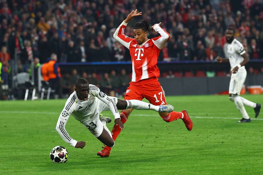Mendy cae al césped en el Allianz Arena Mendy cae al césped en el Allianz Arena