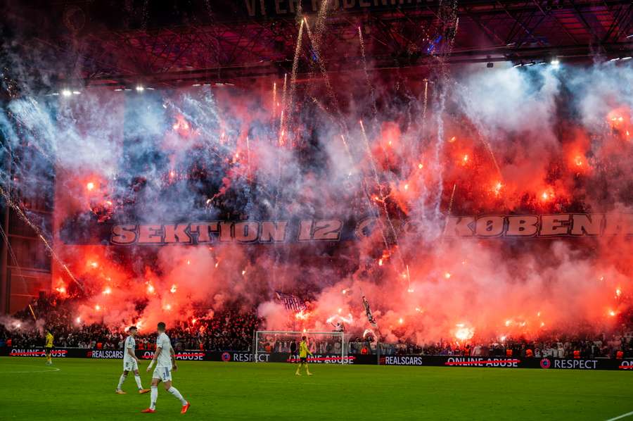 FCK straffes med kæmpebøde og tribunelukning efter Dortmund-ballade