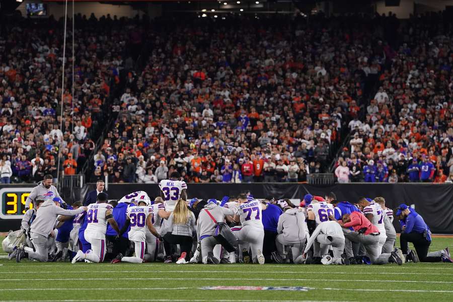 Os jogadores dos Buffalo Bills reuniram-se no relvado aquando do incidente com Damar Hamlin