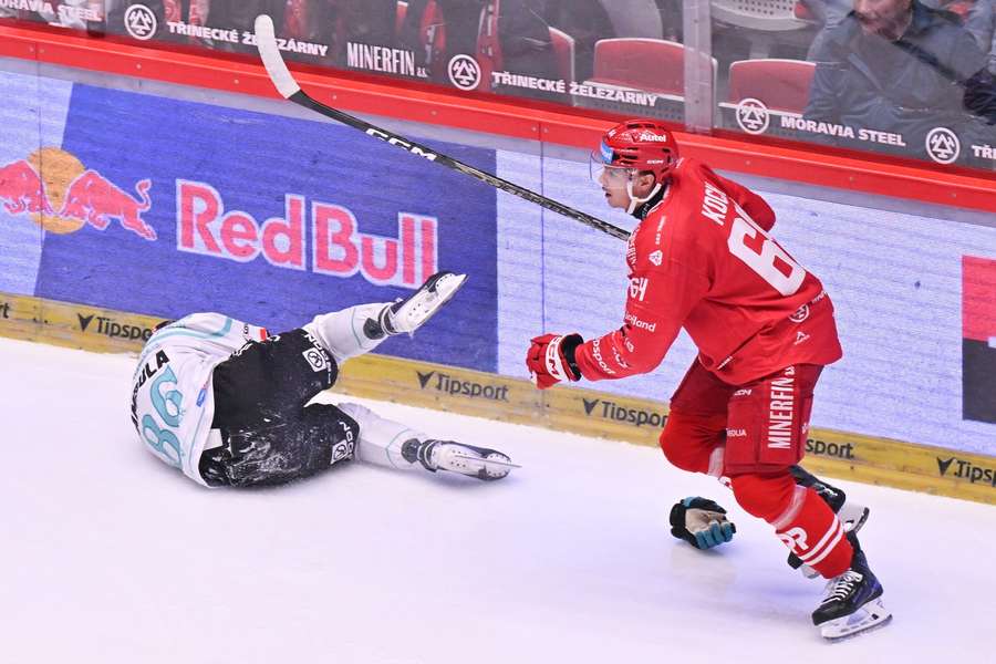 Patrik Koch fauloval karlovarského Jana Bambulu. Patrik Koch fauloval karlovarského Jana Bambulu.