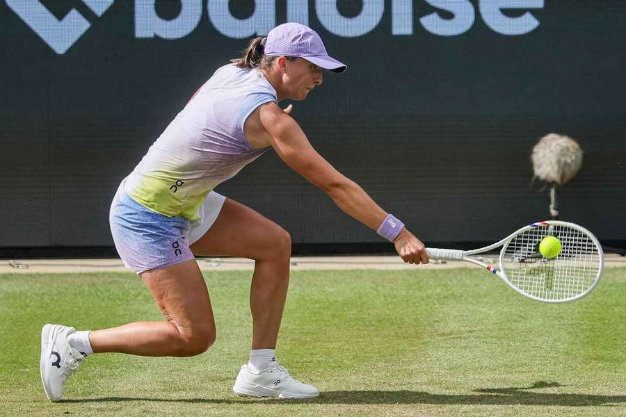 Swiatek golpea de revés en su debut ante Azarenka