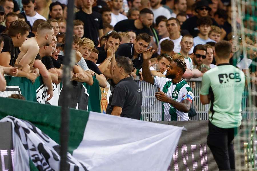 FC Groningen-aanvoerder Leandro Bacuna spreekt de supporters aan tijdens de onderbreking