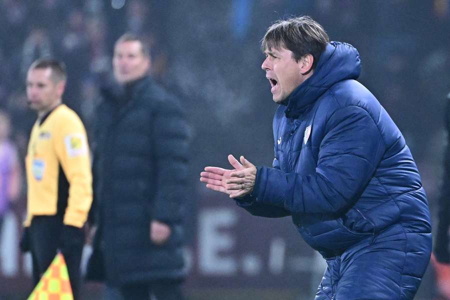 Pardubický trenér Jan Trousil během utkání na Letné.