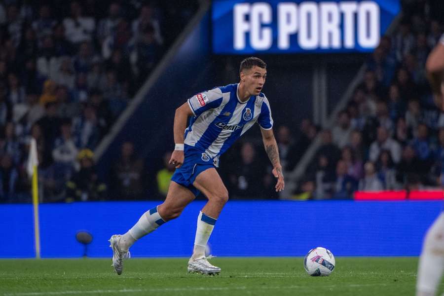 FC Porto have completed the permanent signing of Jakub Kiwior from Arsenal