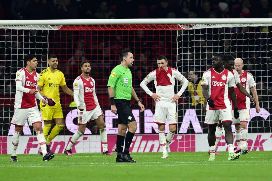 Ajax speelt gelijk tegen FC Volendam en evenaart negatief record uit 1965