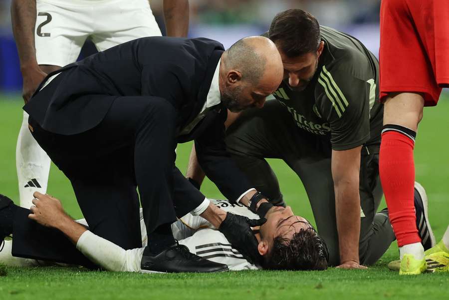 Raúl Asencio, atendido tras su golpe en el cuello