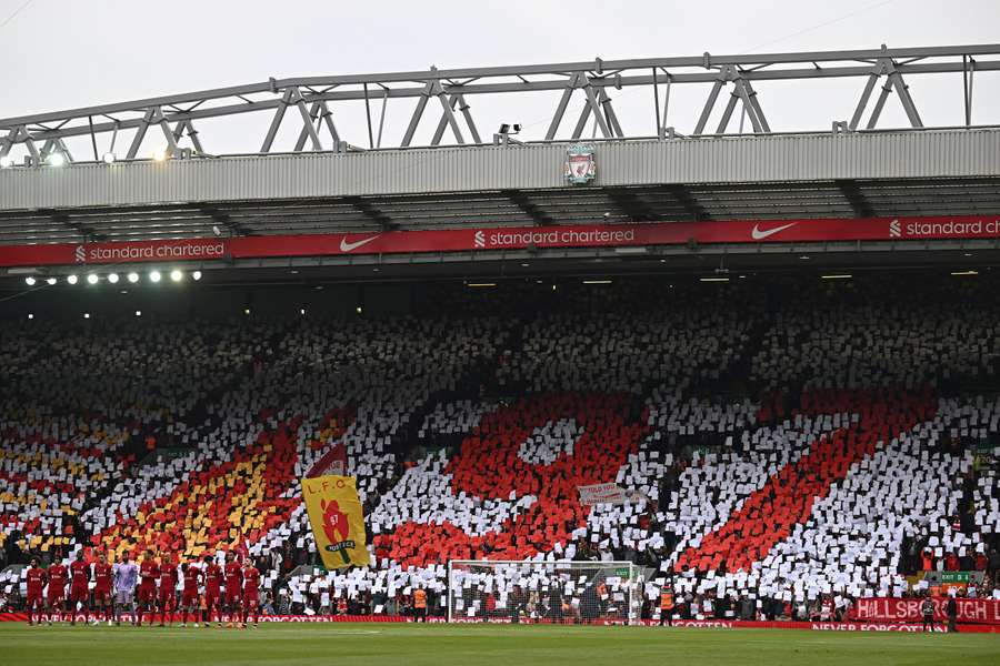 Spelers nemen een minuut stilte in acht om de slachtoffers van de Hillsborough ramp te herdenken in 2023