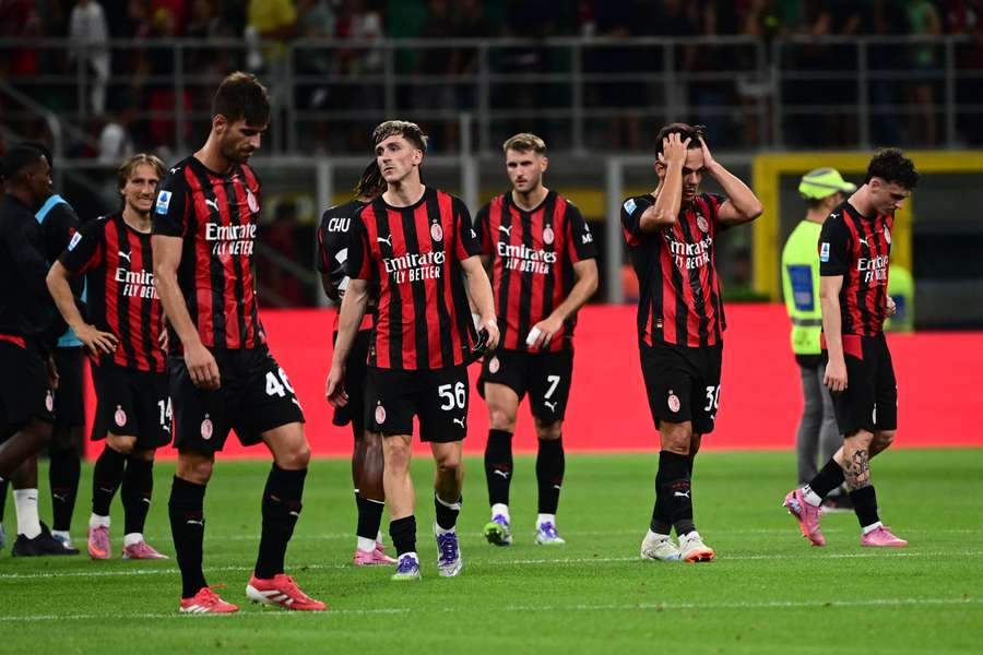 La delusione dei giocatori del Milan dopo il ko contro la Cremonese
