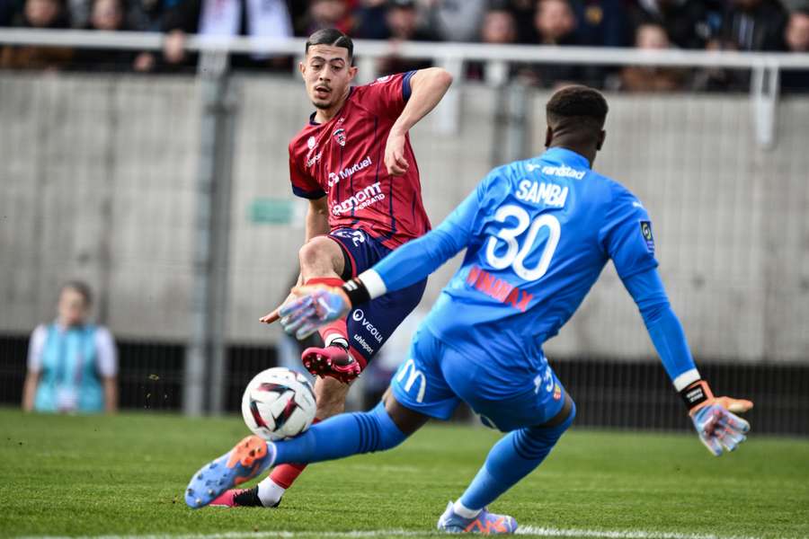 La parade de <mark>Brice Samba</mark> face à Aiman Maurer. La parade de <mark>Brice Samba</mark> face à Aiman Maurer.