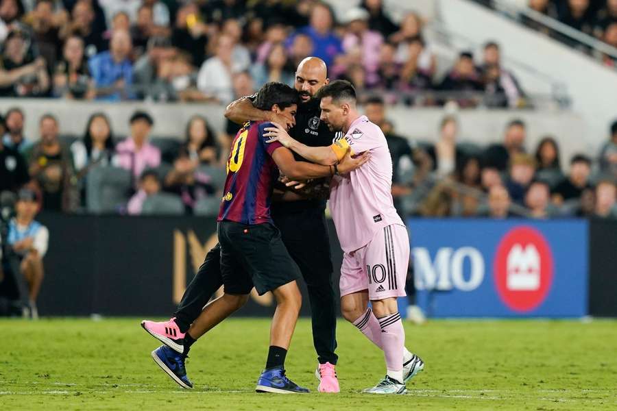 O adepto com a camisola do Barcelona queria provavelmente levar Messi de volta para a Catalunha