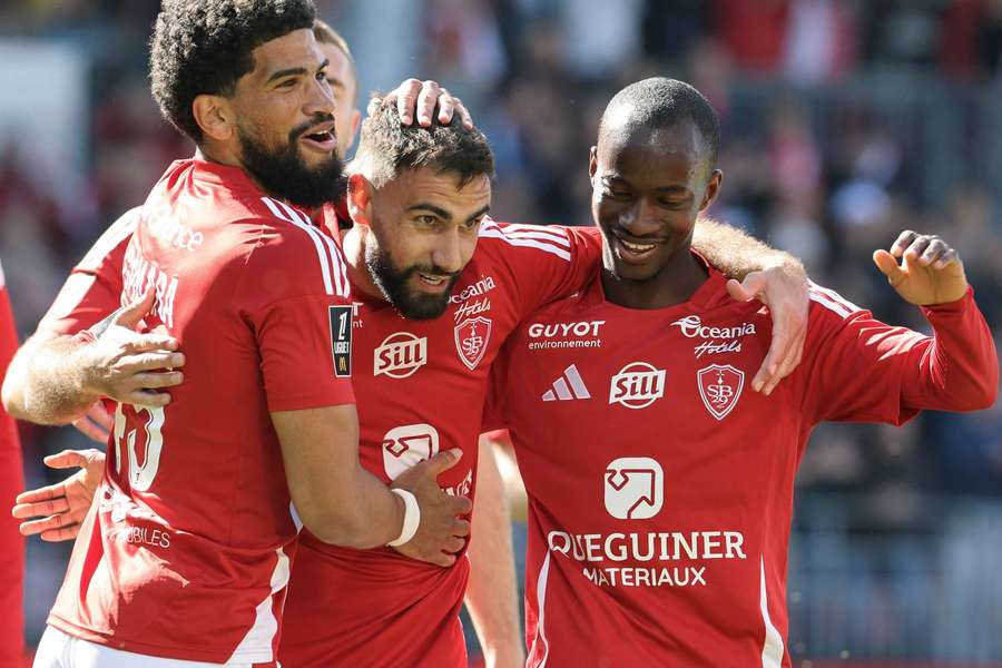 Mahdi Camara, Romain del Castillo et Kamory Doumbia célébrant le but de Brest face à Montpellier, le 4 mai 2025.