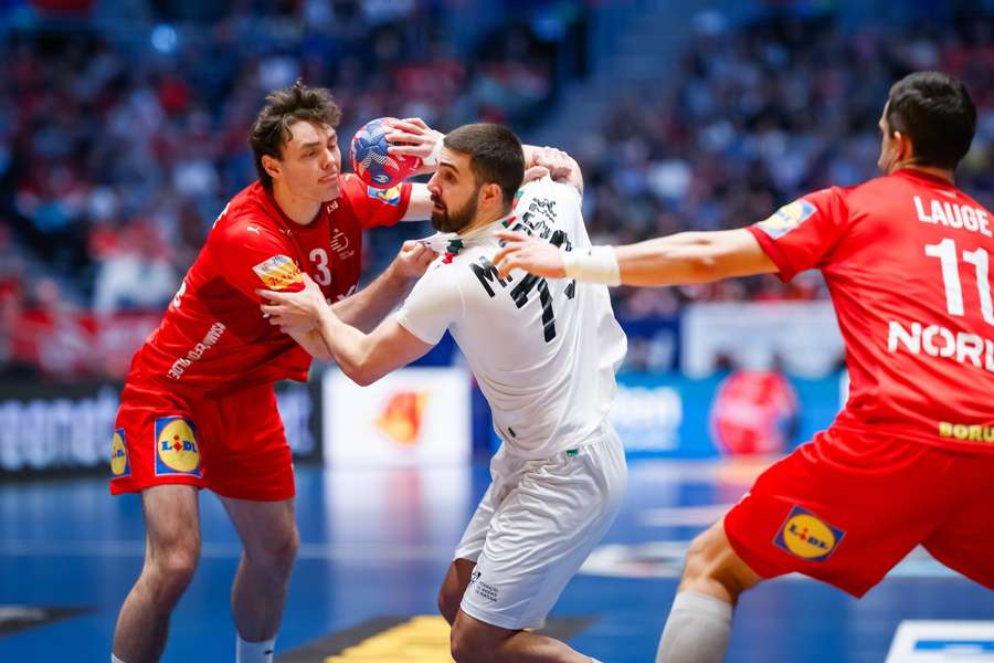 Martim Costa contra a defesa dinamarquesa Martim Costa contra a defesa dinamarquesa