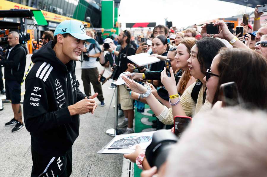 George Russell spricht mit Fans in Zandvoort George Russell spricht mit Fans in Zandvoort