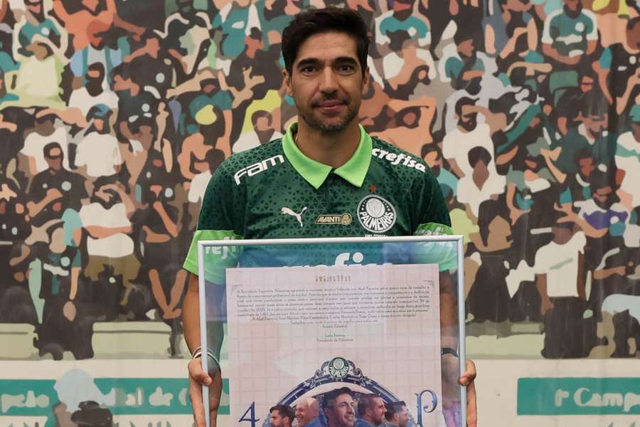 Abel Ferreira recebendo homenagem da diretoria do Palmeiras pelos 4 anos de clube