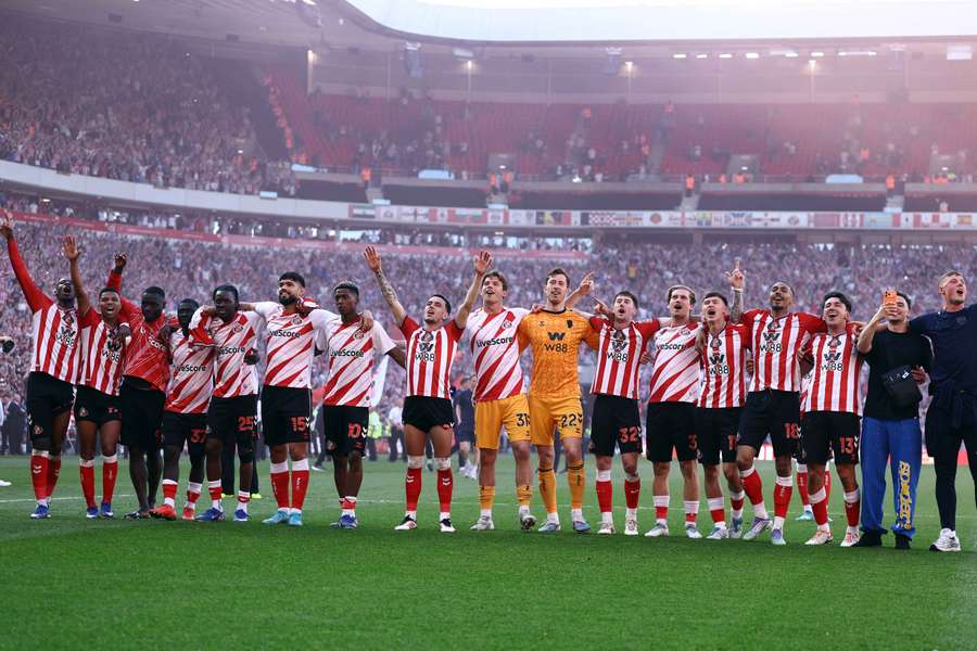 Sunderland oslavuje historický počin. Sunderland oslavuje historický počin.