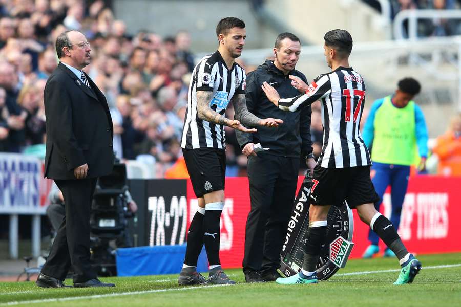 Joselu sustituye a Ayoze en el Newcastle, ante la mirada de Rafa Benítez