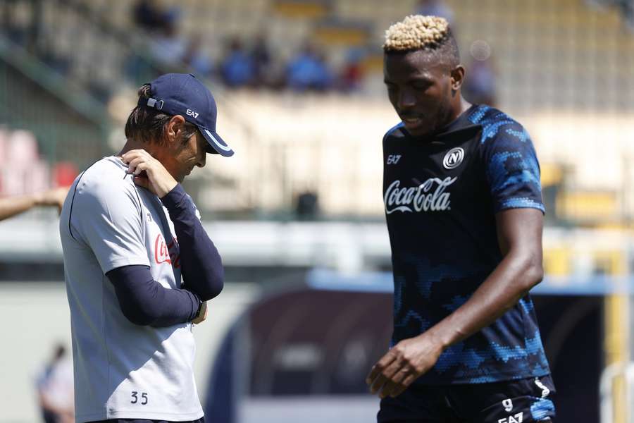 Victor Osimhen (r) staat voorlopig niet op het veld voor Napoli en trainer Antonio Conte (l)