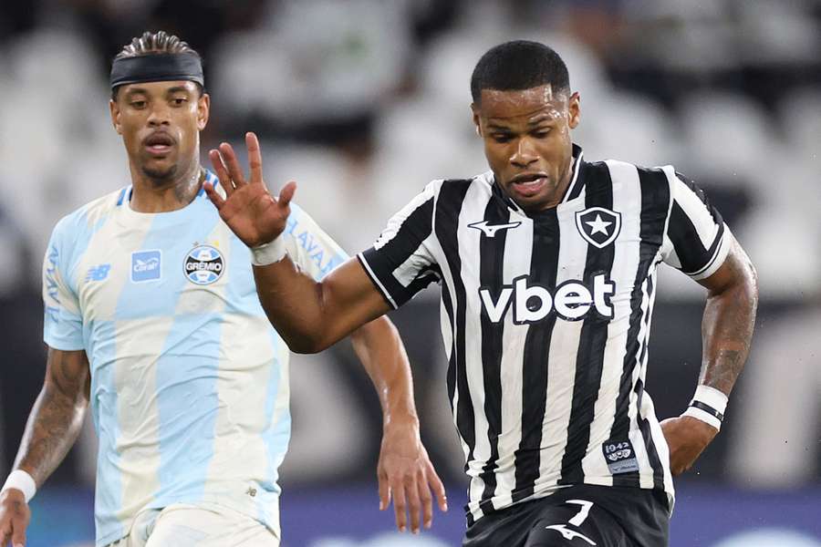 Vitória do Botafogo teve polêmica de gol anulado do Grêmio Vitória do Botafogo teve polêmica de gol anulado do Grêmio