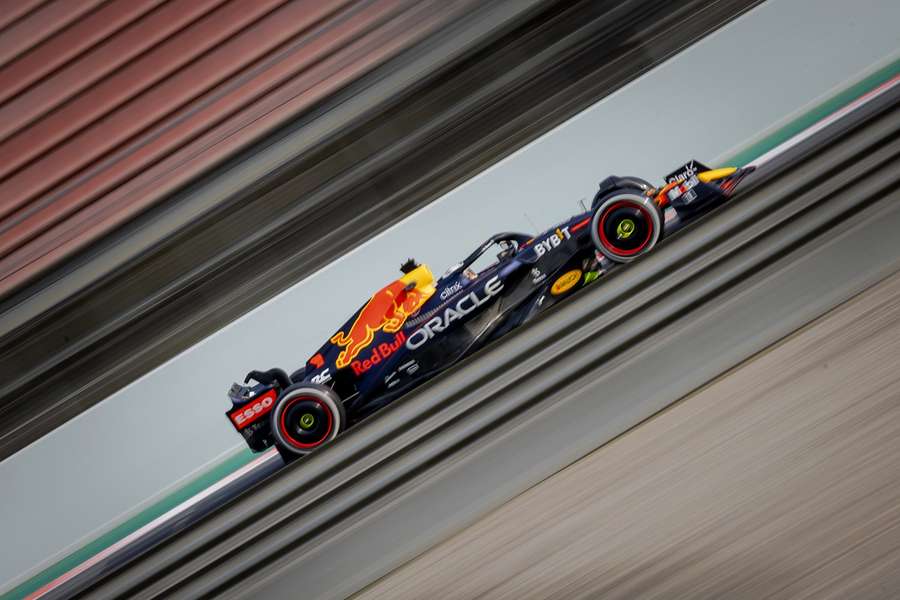 Max Verstappen in de RB18 tijdens de eerste testdag op het circuit van Barcelona