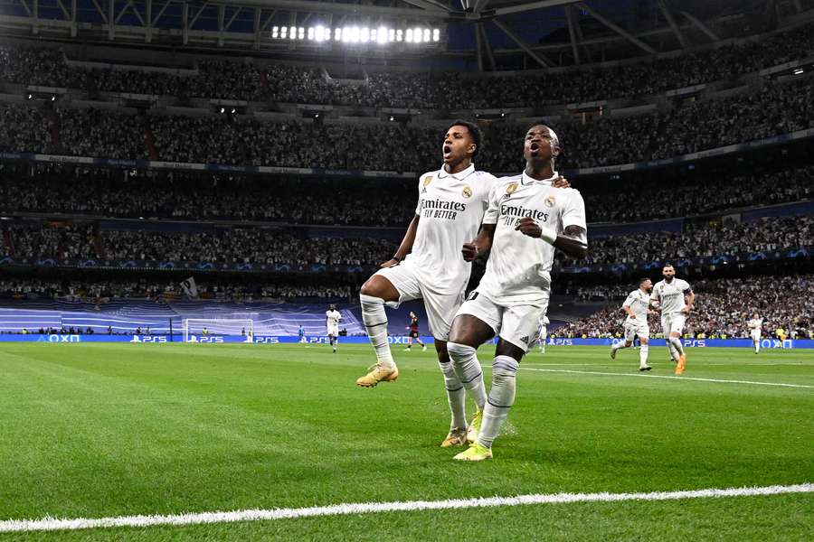 El delantero brasileño del Real Madrid Vinicius Junior celebra con el delantero brasileño del Real Madrid Rodrygo