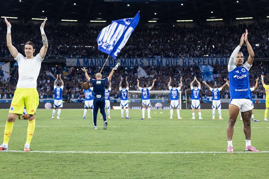 Jogadores do Cruzeiro celebram triunfo com a torcida Jogadores do Cruzeiro celebram triunfo com a torcida
