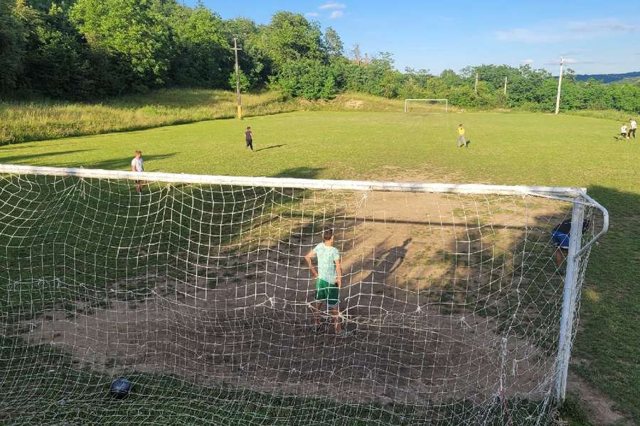 Copiii din localitate vin să joace fotbal pe terenul școlii