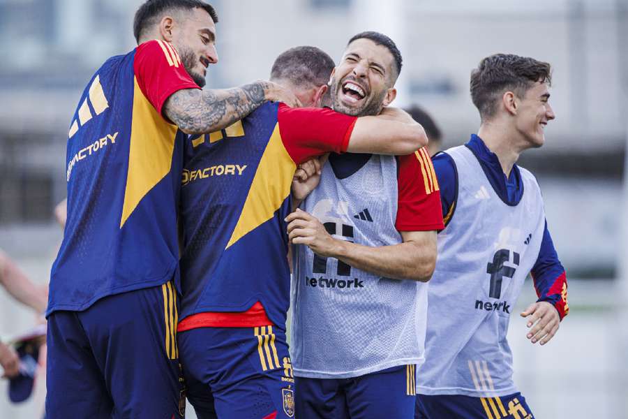 Jordi Alba, fără să țină cont de zvonuri, se distrează cu naționala Spaniei.