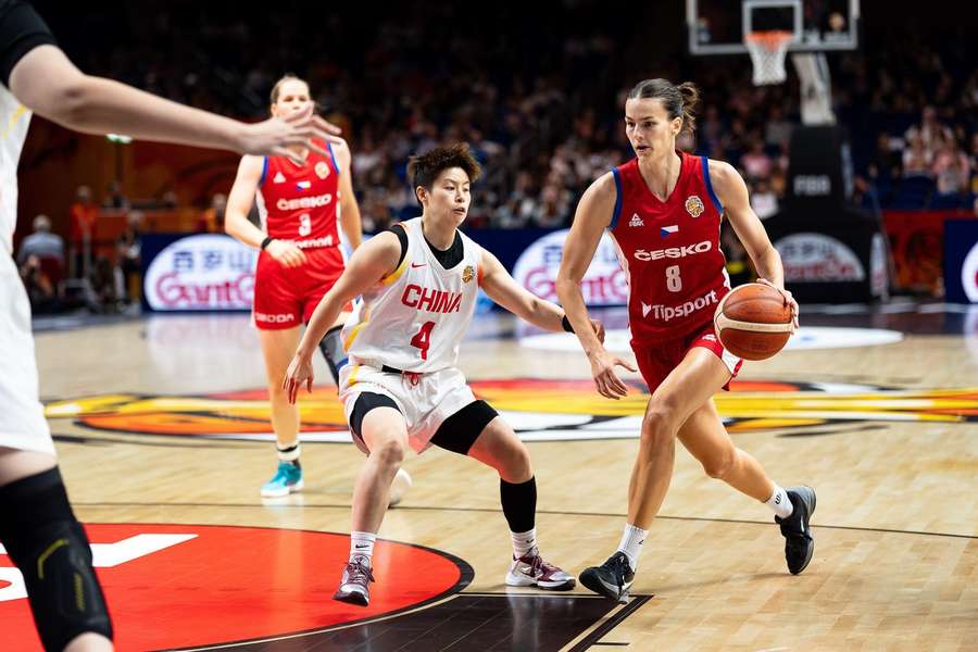 Basketbalisty v souboji s Číňankami. Basketbalisty v souboji s Číňankami.