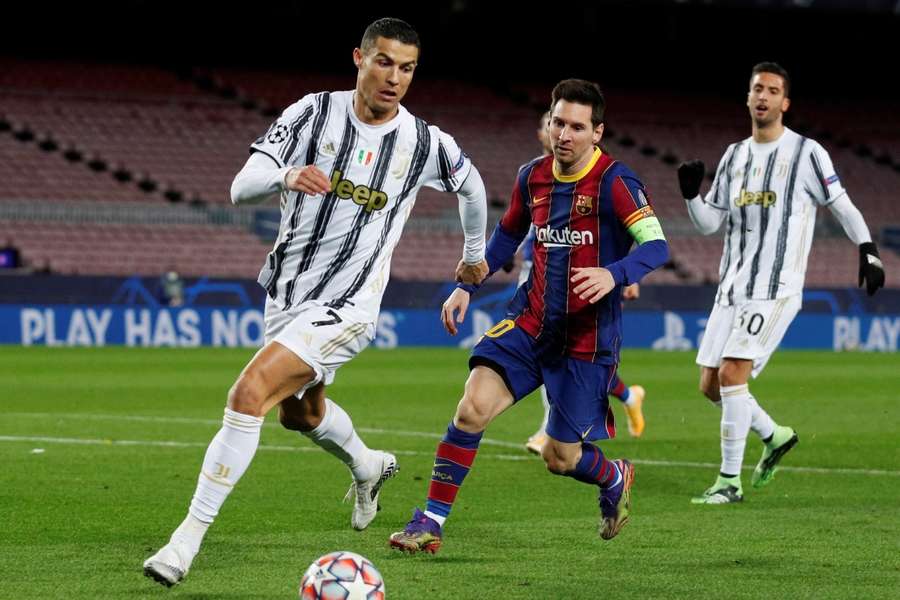 Ronaldo a Messi v dosud posledním vzájemném duelu z prosince 2020.