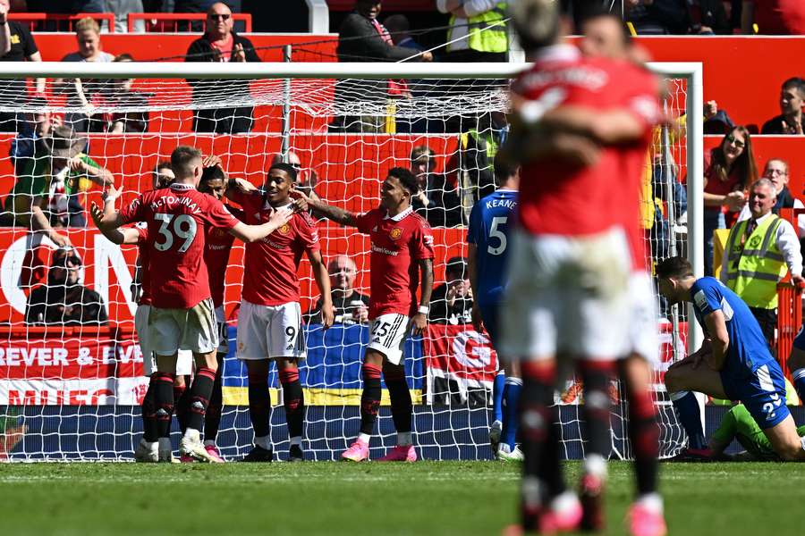 Jogadores do United festejam o golo apontado por Martial