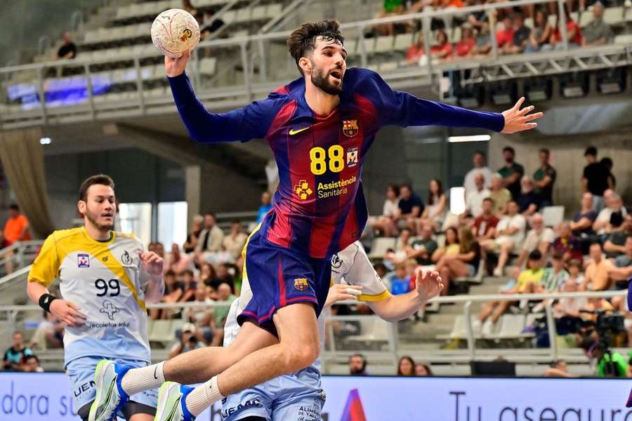 Petar Cikusa lanza a puerta durante el Barcelona-Atlético Valladolid
