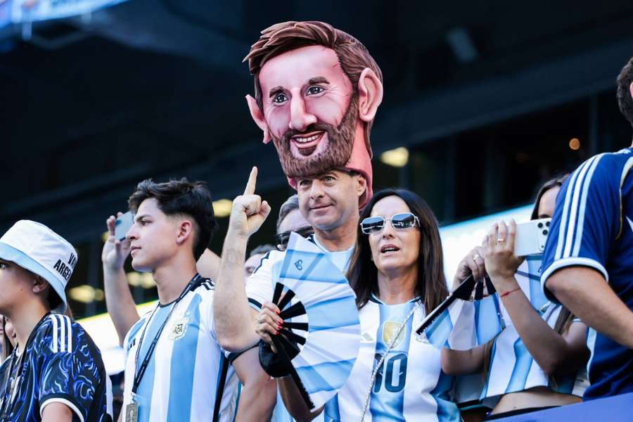 Torcida argentina no Estádio de Miami em duelo com Cabo Verde Torcida argentina no Estádio de Miami em duelo com Cabo Verde